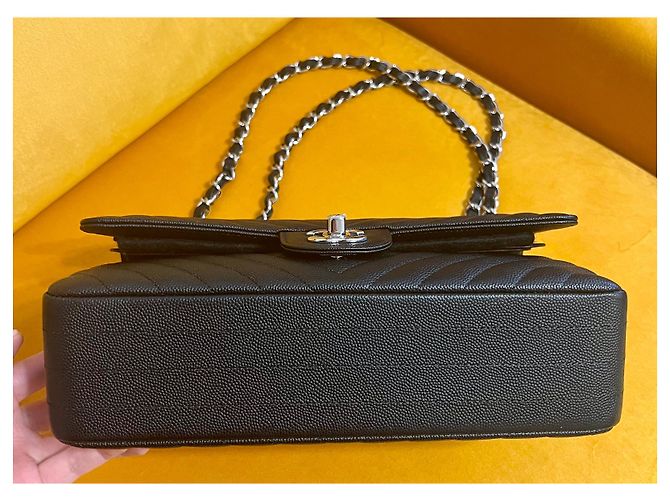 Timeless Borsa a mano Chanel Chevron in pelle caviar nera Nero - vista 3
