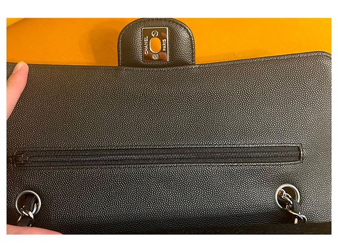 Timeless Borsa a mano Chanel Chevron in pelle caviar nera Nero - vista 6