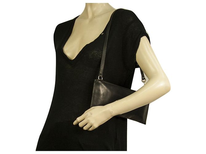 Uterque Kleine Handtasche aus schwarzem Leder mit Reißverschluss oben - Ansicht 8