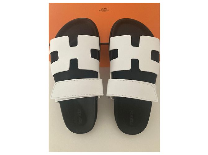 Hermès Sandalen Schwarz Weiß - Ansicht 2