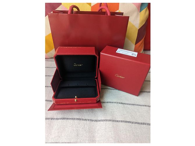 Cartier Große horizontale Vitrine mit kreolischen Ohrringen und Papiertüte Rot - Ansicht 2
