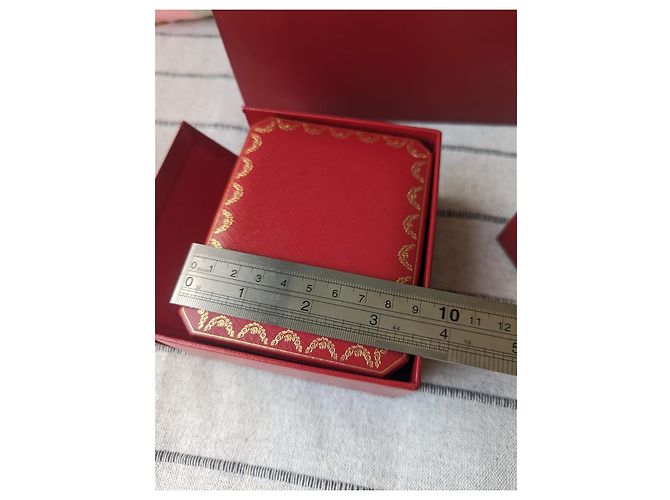 Cartier Große horizontale Vitrine mit kreolischen Ohrringen und Papiertüte Rot - Ansicht 3