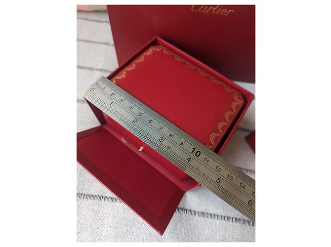 Cartier Große horizontale Vitrine mit kreolischen Ohrringen und Papiertüte Rot - Ansicht 4