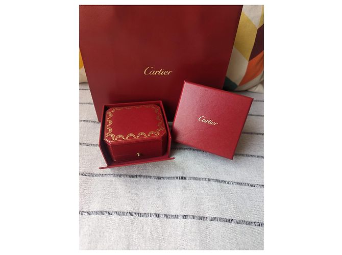 Cartier Große horizontale Vitrine mit kreolischen Ohrringen und Papiertüte Rot - Ansicht 7