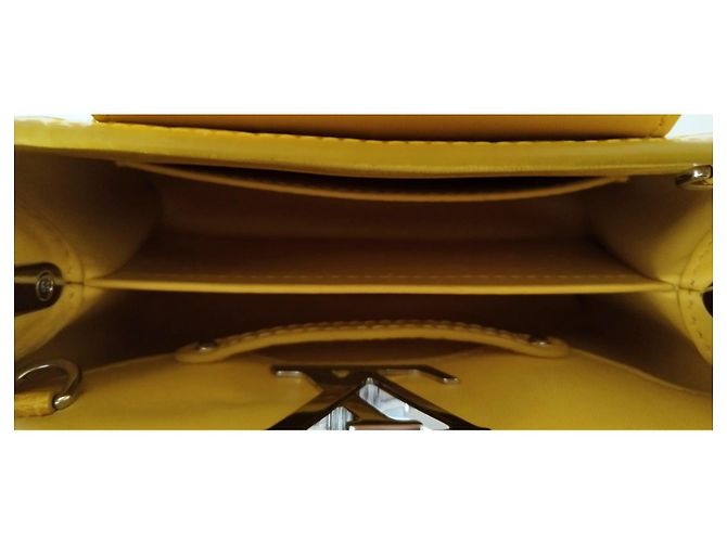 Louis Vuitton Capucines Mini in yellow alligator - view 14