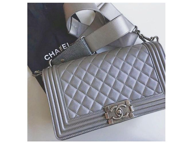 Medium Chanel Boy 25 argento grigio con tracolla a forma di razza Silver hardware - vista 2