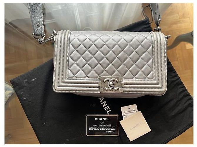 Medium Chanel Boy 25 argento grigio con tracolla a forma di razza Silver hardware - vista 3