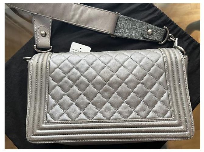 Medium Chanel Boy 25 argento grigio con tracolla a forma di razza Silver hardware - vista 4