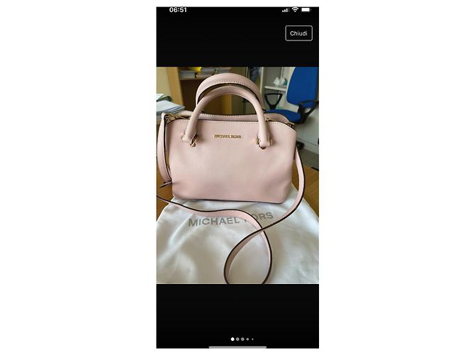 Bolsa de mão Michael Kors em couro rosa com detalhes dourados - vista 2