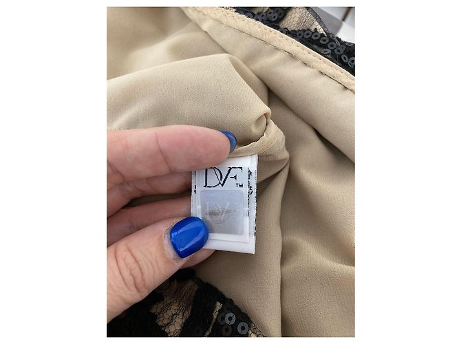 Diane Von Furstenberg Top nero a maniche lunghe DvF 'Belle' con rete in pizzo floreale con paillettes - vista 2