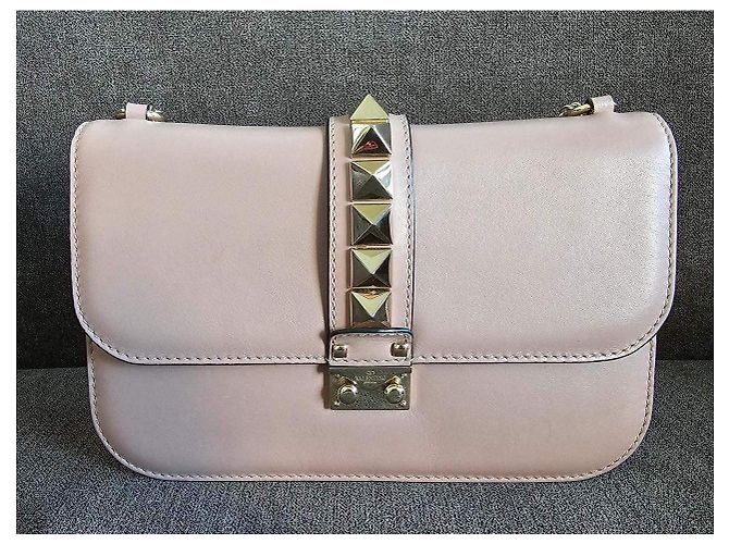 Bolsa Valentino Rockstud com aba em couro bege - vista 2