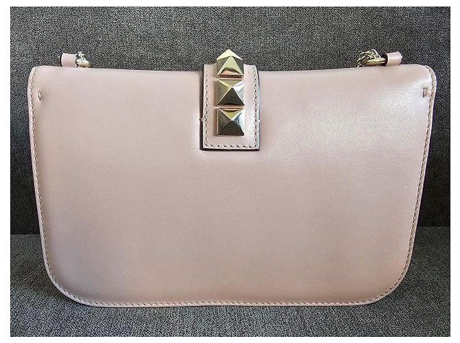 Bolsa Valentino Rockstud com aba em couro bege - vista 3