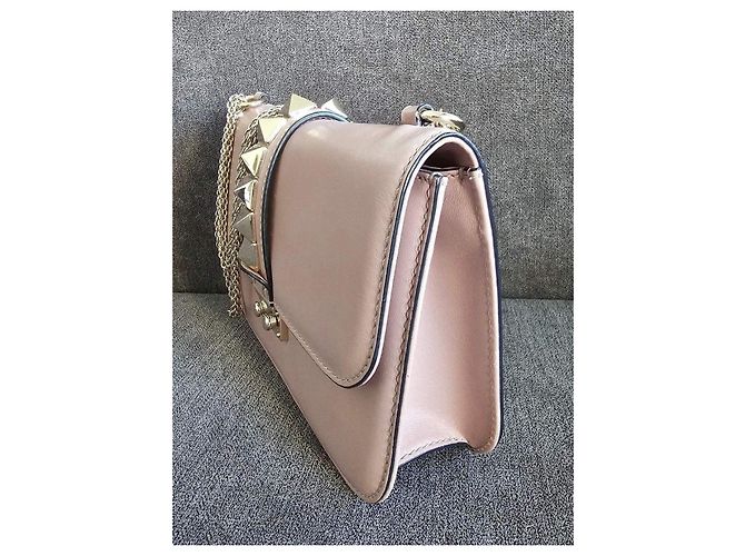 Bolsa Valentino Rockstud com aba em couro bege - vista 4