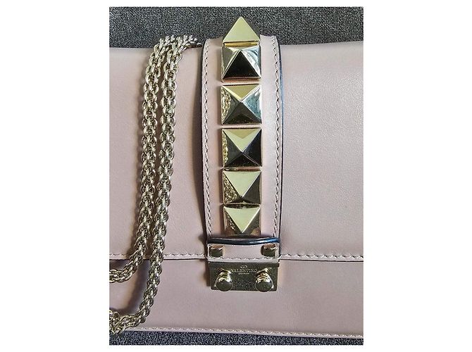Bolsa Valentino Rockstud com aba em couro bege - vista 5