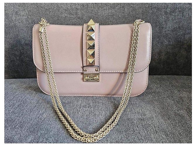 Bolsa Valentino Rockstud com aba em couro bege - vista 6