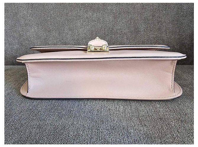 Bolsa Valentino Rockstud com aba em couro bege - vista 8