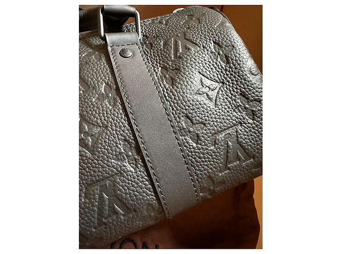 Abbesses Louis Vuitton Keepall Bandouliere 25 Nero - vista 4