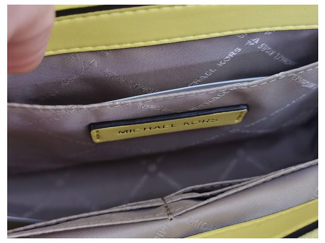 Michael Kors Umhängetasche Gelb mit Goldbeschlag - Ansicht 11