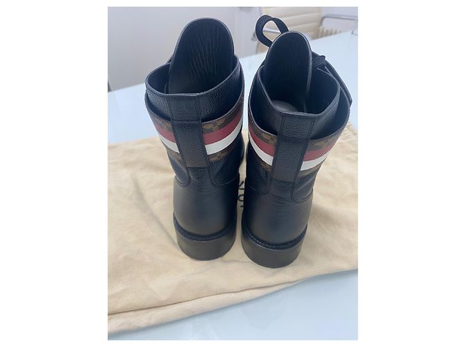 Botines Louis Vuitton Ranger Flat Negro - vista 5