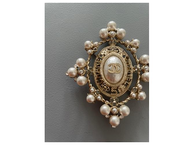 Spilla Chanel con strass e perle dorata D'oro - vista 2