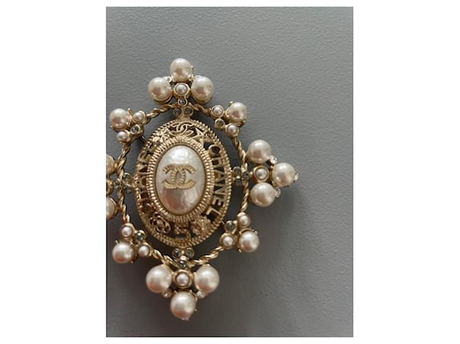 Spilla Chanel con strass e perle dorata D'oro - vista 3