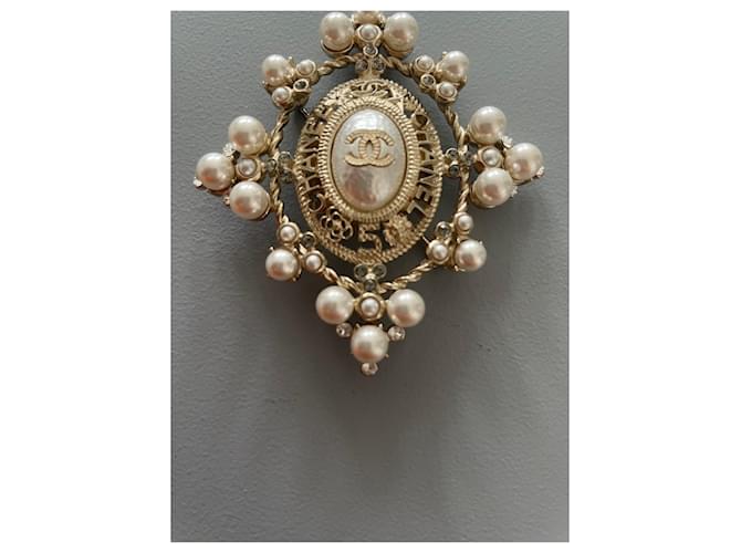 Spilla Chanel con strass e perle dorata D'oro - vista 4