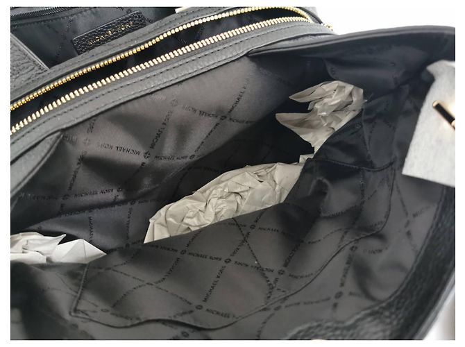 Sac à main Michael Kors en cuir noir et chaîne dorée - vue 12