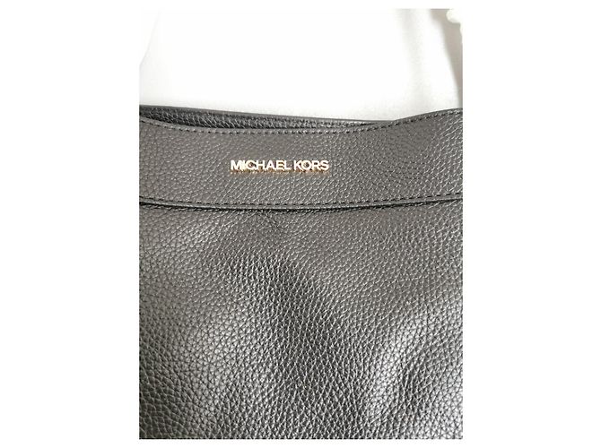 Sac à main Michael Kors en cuir noir et chaîne dorée - vue 5