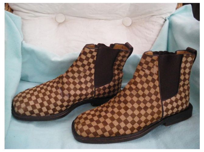 Botas Louis Vuitton en piel estilo potro - vista 3