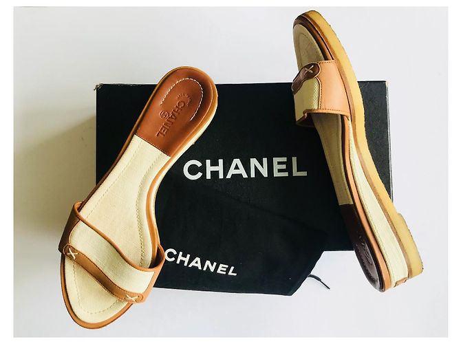 Chanel Leder und Canvas Slides Creme Karamell Roh - Ansicht 2