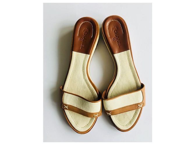 Chanel Leder und Canvas Slides Creme Karamell Roh - Ansicht 3