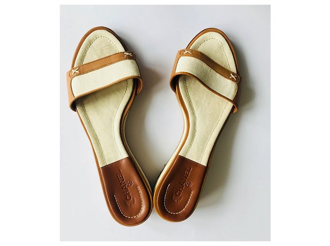 Chanel Leder und Canvas Slides Creme Karamell Roh - Ansicht 4