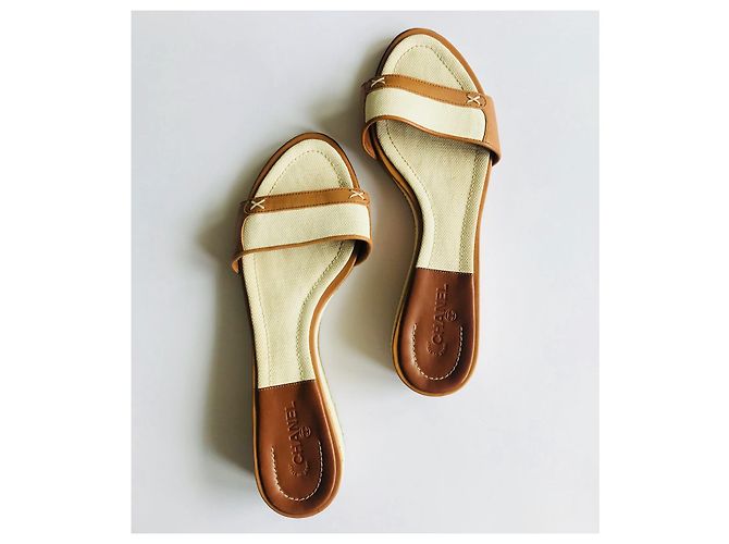 Chanel Leder und Canvas Slides Creme Karamell Roh - Ansicht 9