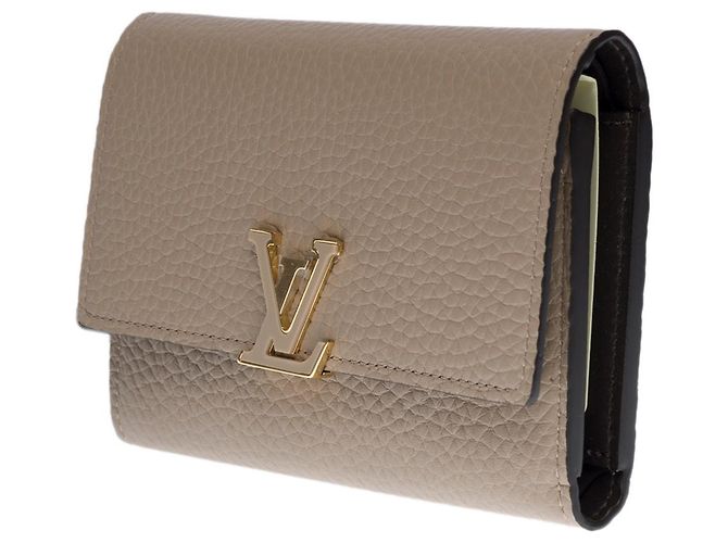 LOUIS VUITTON CAPUCINES COMPACT WALLET IN PEBBLE GRAY TAURILLON LEATHER - view 3