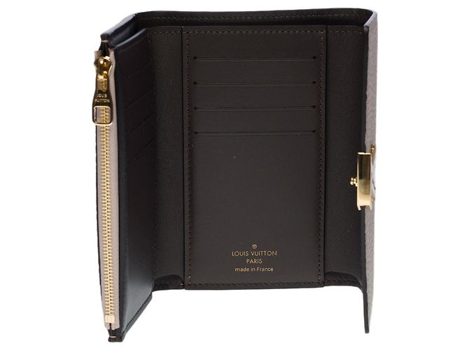 LOUIS VUITTON CAPUCINES COMPACT WALLET IN PEBBLE GRAY TAURILLON LEATHER - view 6
