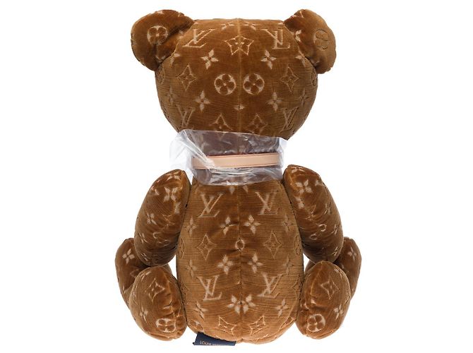EXCEPTIONNEL OURS EN PELUCHE LOUIS VUITTON "DOUDOU" EN TISSU DOUX BEIGE ET MARRON MONOGRAMME - vue 4