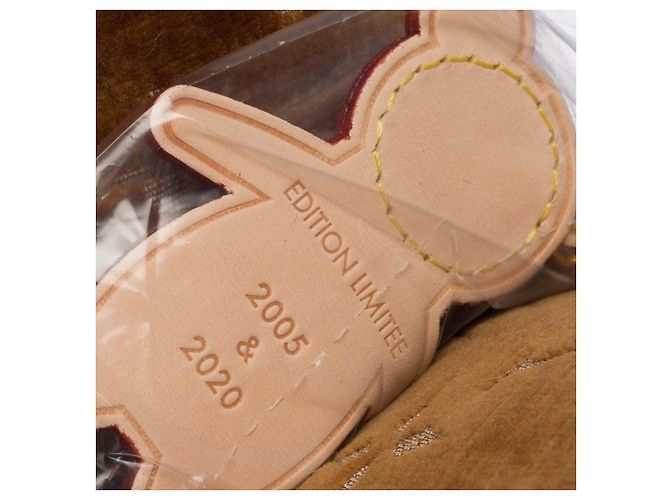 EXCEPTIONNEL OURS EN PELUCHE LOUIS VUITTON "DOUDOU" EN TISSU DOUX BEIGE ET MARRON MONOGRAMME - vue 8