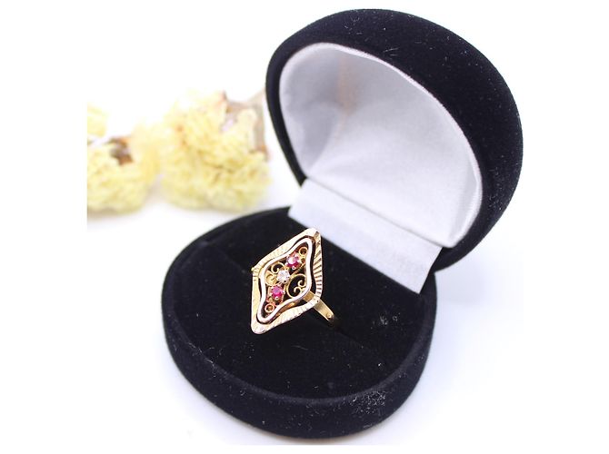 Autre Marque Ring aus Gelbgold 750%oder mit Wasserzeichen, Rautenmuster mit Rubinen und Zirkonoxiden Gold hardware - Ansicht 10