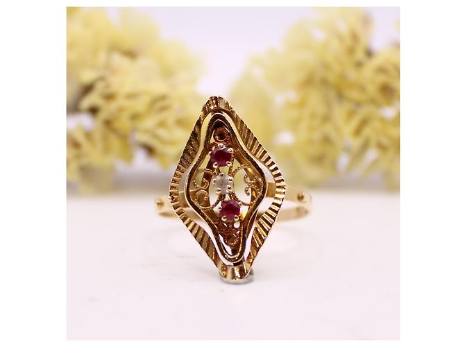 Autre Marque Ring aus Gelbgold 750%oder mit Wasserzeichen, Rautenmuster mit Rubinen und Zirkonoxiden Gold hardware - Ansicht 2