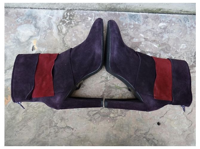 Botas de cano curto Stuart Weitzman em couro roxo escuro bordô Bordeaux - vista 4