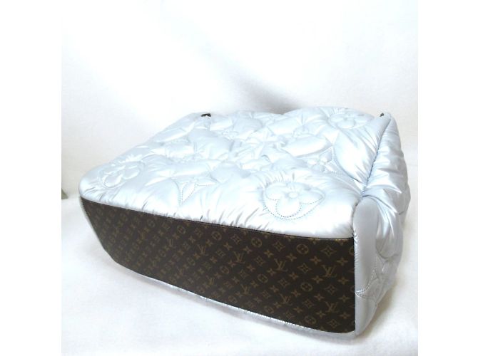 Louis Vuitton Cuscino gigante monogramma OnTheGo GM M21053 Argento - vista 4