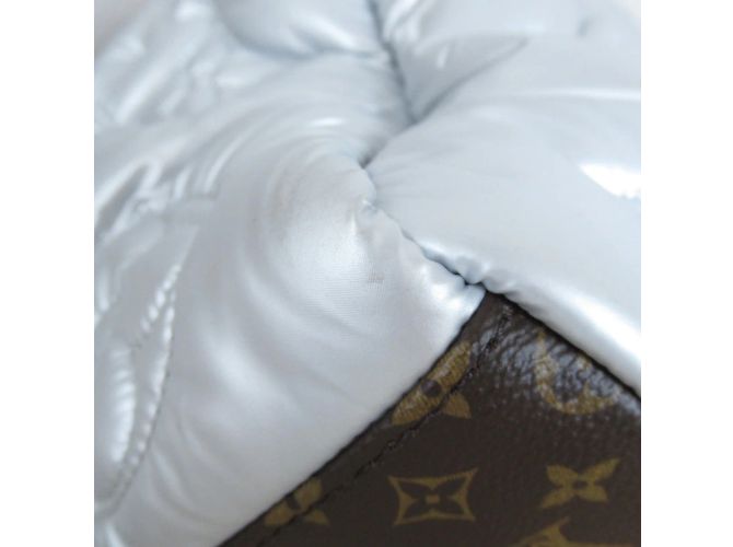 Louis Vuitton Cuscino gigante monogramma OnTheGo GM M21053 Argento - vista 7