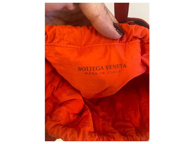Borsa a mano Bottega Veneta The Shell in pelle traforata rossa Rosso - vista 4
