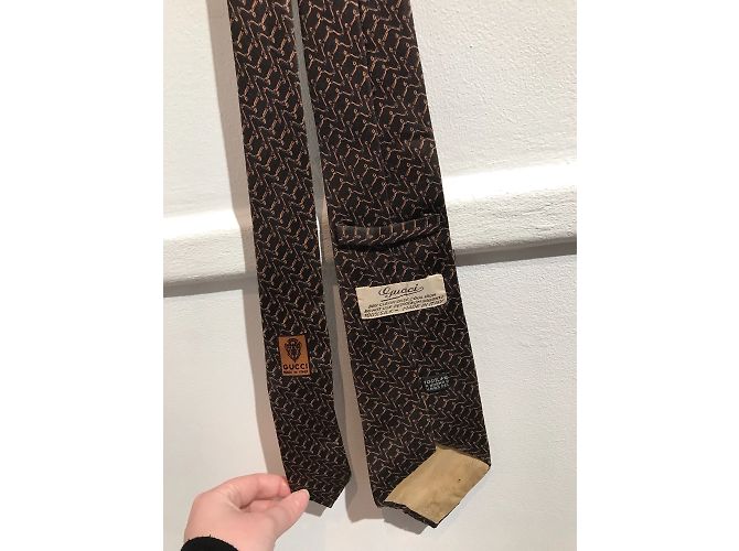 Cravatta Gucci in seta marrone con stampe - vista 4