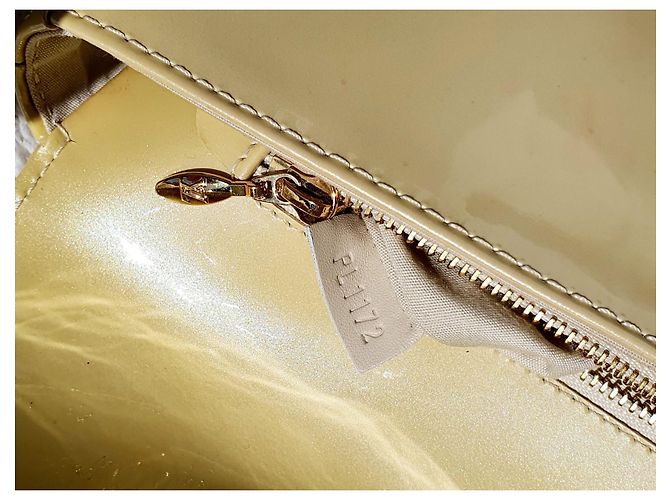 Bolso de mano Louis Vuitton Sobe de charol Amarillo - vista 2