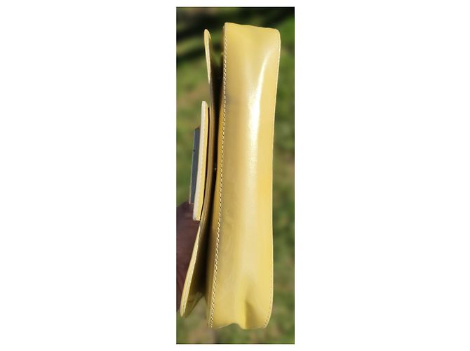 Bolso de mano Louis Vuitton Sobe de charol Amarillo - vista 5