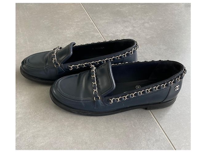Mocassini Chanel Blu Navy in Pelle con Catena Argentata - vista 2