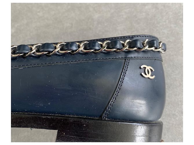 Mocassini Chanel Blu Navy in Pelle con Catena Argentata - vista 3