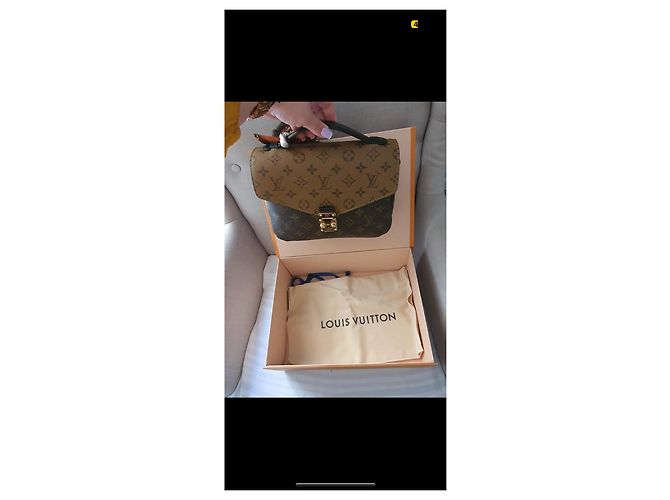 Louis Vuitton Pochette Metis Monogram Reverse Caramel Caramello - vista 2