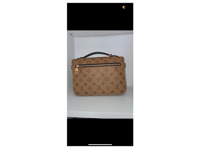 Louis Vuitton Pochette Metis Monogram Reverse Caramel Caramello - vista 3